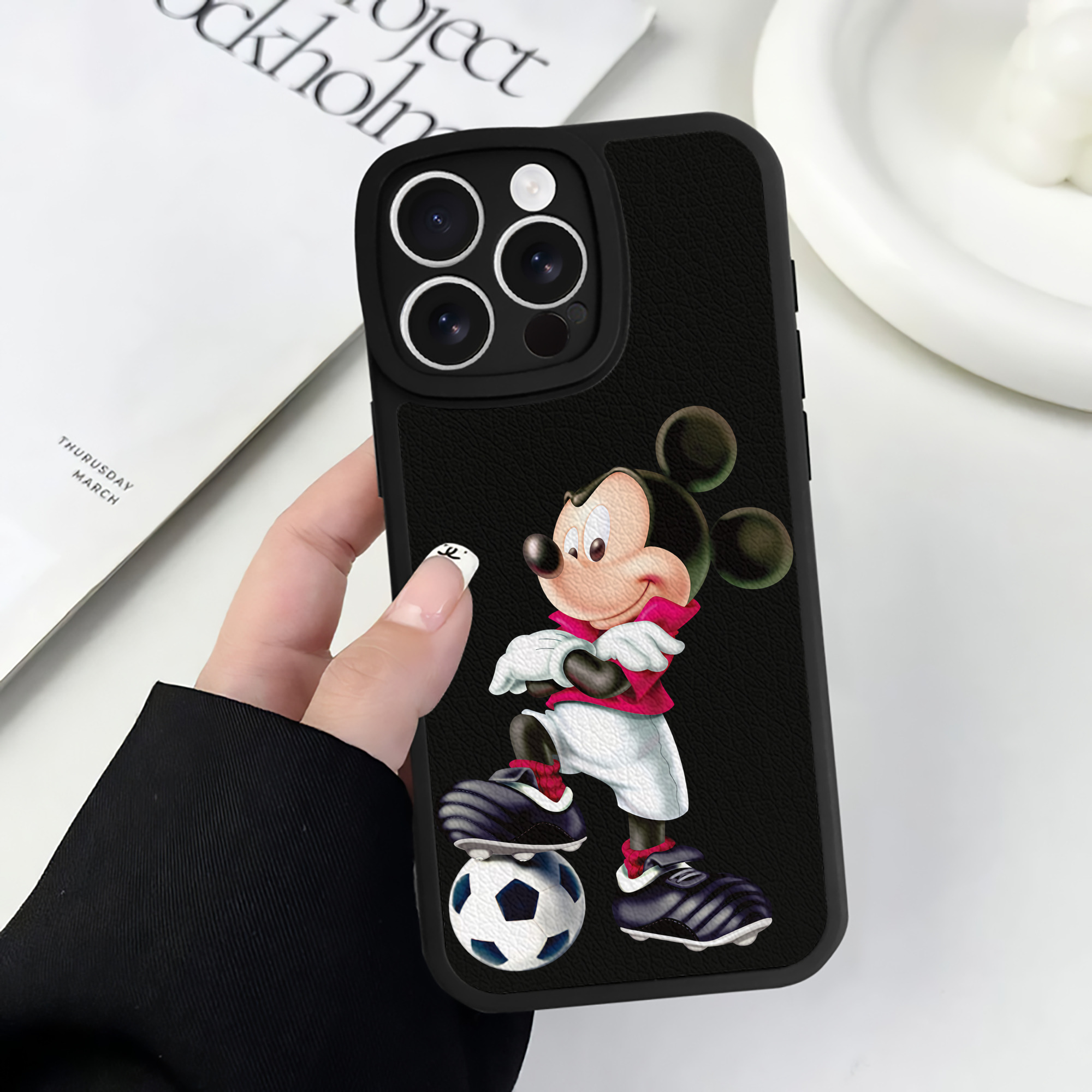 （画像用） ミッキーマウス Mickey Mouse 【iPhone 16シリーズ対応】シリコンスマホケース（レザー調） 材質：シリコン